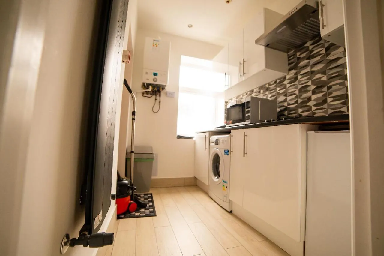 Entire 2 Bedroom Ground Floor Apartment Cardiff City Centre & Stadium